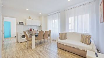 Standard-Apartment, 2 Schlafzimmer, Stadtblick | Wohnbereich | Flachbildfernseher