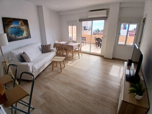 Apartamento standard, 3 quartos, vista para o mar | Área de estar | TV de tela plana