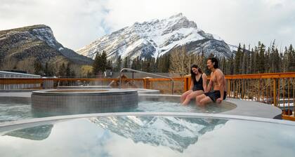 Superior Queen Beds w/ Mountain Retreat