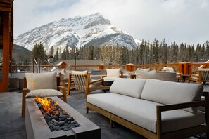 Terrace/patio - Spacious Suite w/ King Comforts in Scenic Banff (Banff)