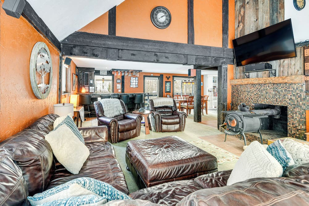 11 Mi to Sugarbush: Eclectic Ski House w/ Hot Tub! - Roxbury, VT