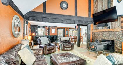 11 Mi to Sugarbush: Eclectic Ski House w/ Hot Tub!