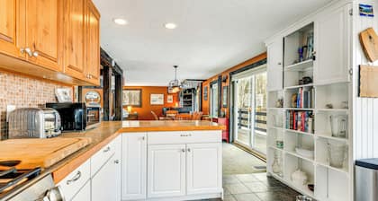 11 Mi to Sugarbush: Eclectic Ski House w/ Hot Tub!