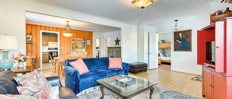 Maison (4 Bedrooms) | Aire de séjour | Téléviseur, foyer, livres