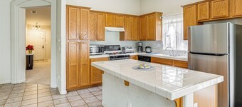 17 Mi to Napa: Spacious Vallejo Family Home!