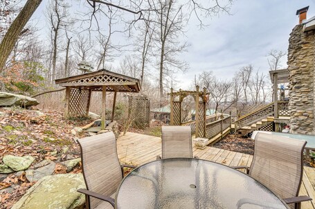 Interior. Knoxville Home: On-site Hiking & Outdoor Kitchen!