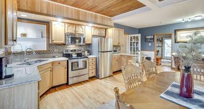 Knoxville Home: On-site Hiking & Outdoor Kitchen!