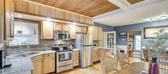 Knoxville Home: On-site Hiking & Outdoor Kitchen!
