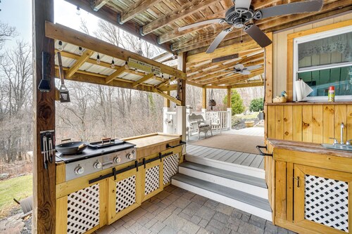 Knoxville Home: On-site Hiking & Outdoor Kitchen!