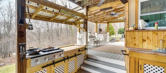 Knoxville Home: On-site Hiking & Outdoor Kitchen!