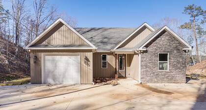 Private Lakeview Haven in Rockford