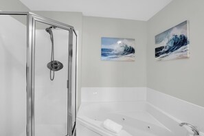Douche, baignoire à jets, serviettes fournies