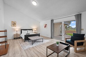 Room - Bright Spacious Home With Large Yard and Patio Views (Riverside)