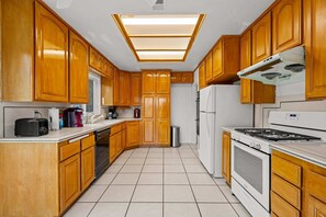 Room - Bright Spacious Home With Large Yard and Patio Views (Riverside)
