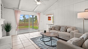 House | 5 bedrooms, Internet - Bright Spacious Home With Large Yard and Patio Views (Riverside)