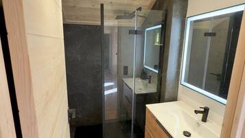 Doccia, asciugacapelli, asciugamani, sapone