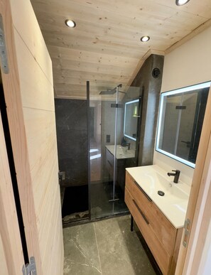 Doccia, asciugacapelli, asciugamani, sapone