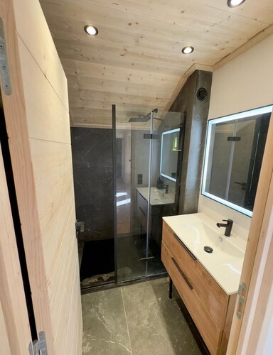 Luxurious 4-room chalet-style apartment. Cœur station d'Auron, 10 pers. 