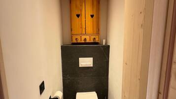 Douche, sĂšche-cheveux, serviettes fournies, savon