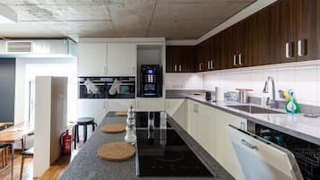 Single Capsule | Dapur pribadi | Lemari es besar, microwave, oven, dan kompor