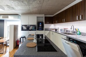 Single Capsule | Eget kjøkken | Kjøleskap, mikrobølgeovn, ovn og kokeplater