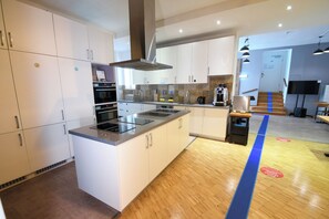 Grand réfrigérateur, micro-ondes, four, plaque de cuisson