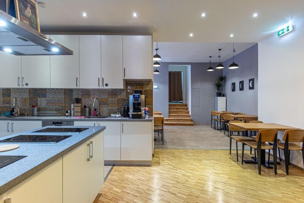 Single Capsule | Private kitchen | Full-size fridge, microwave, oven, stovetop