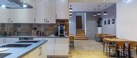 Single Capsule | Private kitchen | Full-size fridge, microwave, oven, stovetop