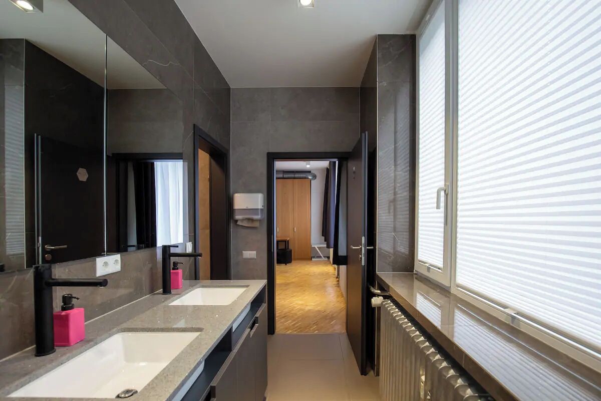 Single Capsule | Bathroom | Towels, soap, shampoo, toilet paper