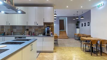 Frigorífico grande, microondas, horno y placa de cocina