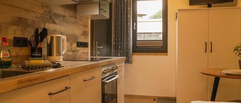 Fridge, oven, stovetop, dishwasher