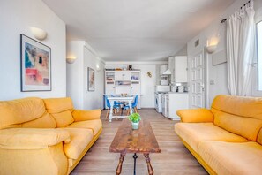 Apartment | Living room - Bright Apartment in Nature (Roses)