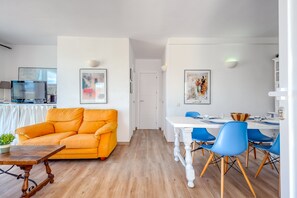 Living room - Bright Apartment in Nature (Roses)