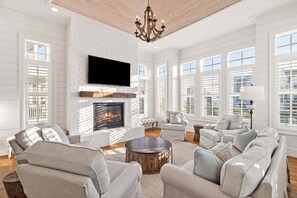 Smart-tv, pejs, bordtennisbord, bøger