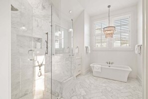Douche, séchoir à cheveux, serviettes fournies, papier de toilette