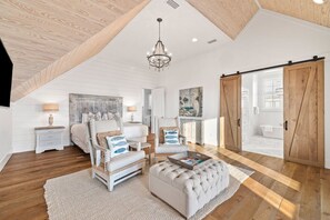 6 Schlafzimmer, Schreibtisch, Bügeleisen/Bügelbrett, Reisekinderbett