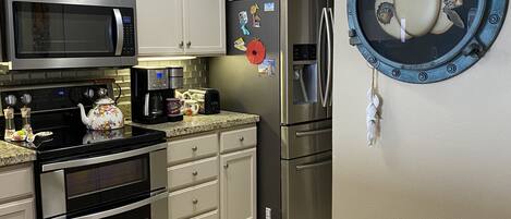 Refrigerador, lavavajillas, cafetera/tetera, tostadora