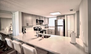 Kühlschrank, Mikrowelle, Herdplatte, Geschirrspüler