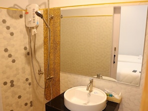 Amenidades de baño gratuitas, secadora de cabello, pantuflas, toallas