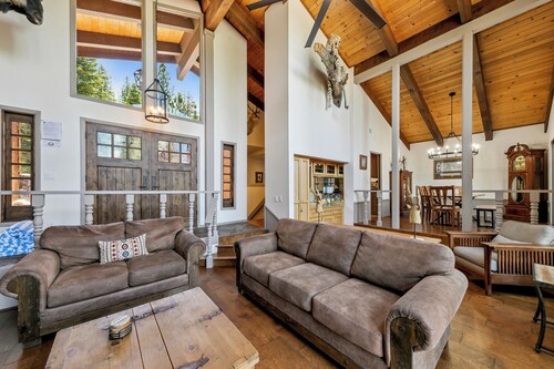 The Sportsman: 5BR, Hot Tub, Sauna, Pets