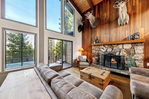 TV connectée, cheminée, jeux vidéo, lecteur de DVD