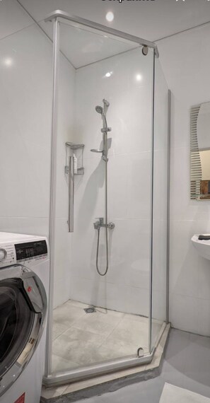Secador de cabelo, toalhas de banho, sabonete, papel higiênico