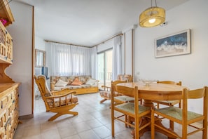 Leilighet | Oppholdsrom | Peis