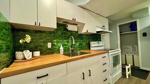 冷蔵庫、電子レンジ、オーブン、コンロ