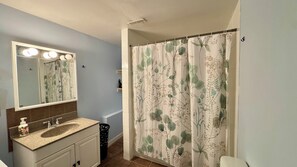 Secador de pelo, toallas, papel higiénico