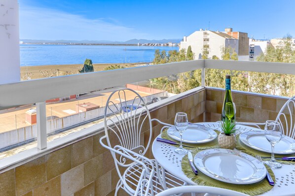 Apartment | Outdoor dining