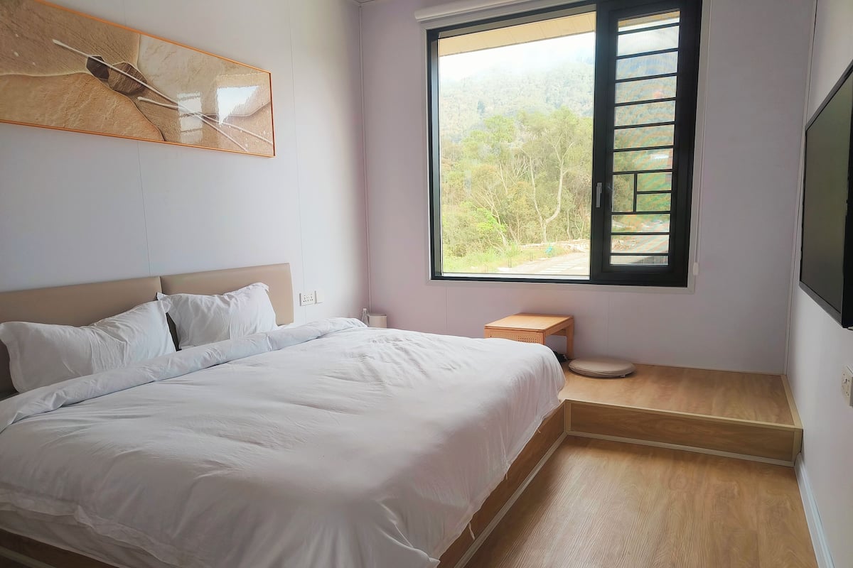Superior Double Room, 1 King Bed, Private Bathroom, Mountain View | 2 bedrooms, iron/ironing board, free WiFi