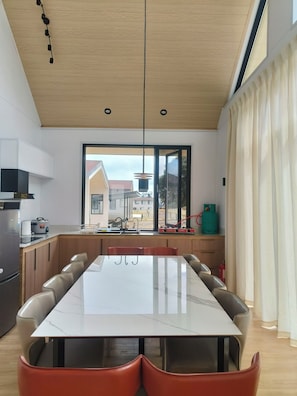 Full-sized fridge, stovetop, cookware/dishes/utensils - The Pampines Villa (Kundasang)