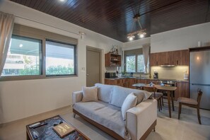 Huoneisto, 2 makuuhuonetta, tupakointi sallittu, patio | Olohuone