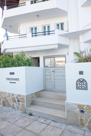 Apartment, 2 Bedrooms, Smoking, Patio | Property entrance